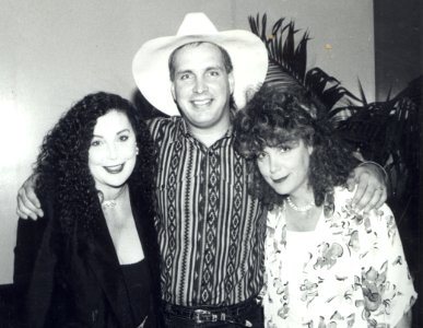 Garth Brooks with Jennie Frankel and Terrie Frankel Backstage during rehearsals at the Country Music Awards 1991
