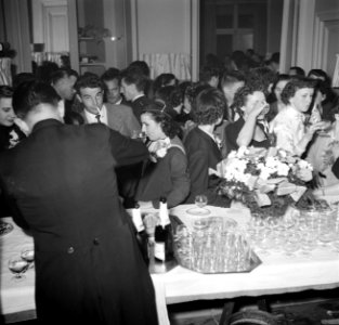 Gasten op een dansfeest in een van de modehuizen laten zich een drankje inschenk, Bestanddeelnr 254-0160