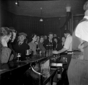 Gasten in een pub in Londen, Bestanddeelnr 254-4027