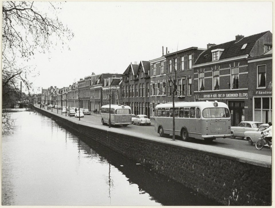 Gasthuissingel tussen Grote en Kleine Houtbrug, ziende naar het oosten. NL-HlmNHA 54004400