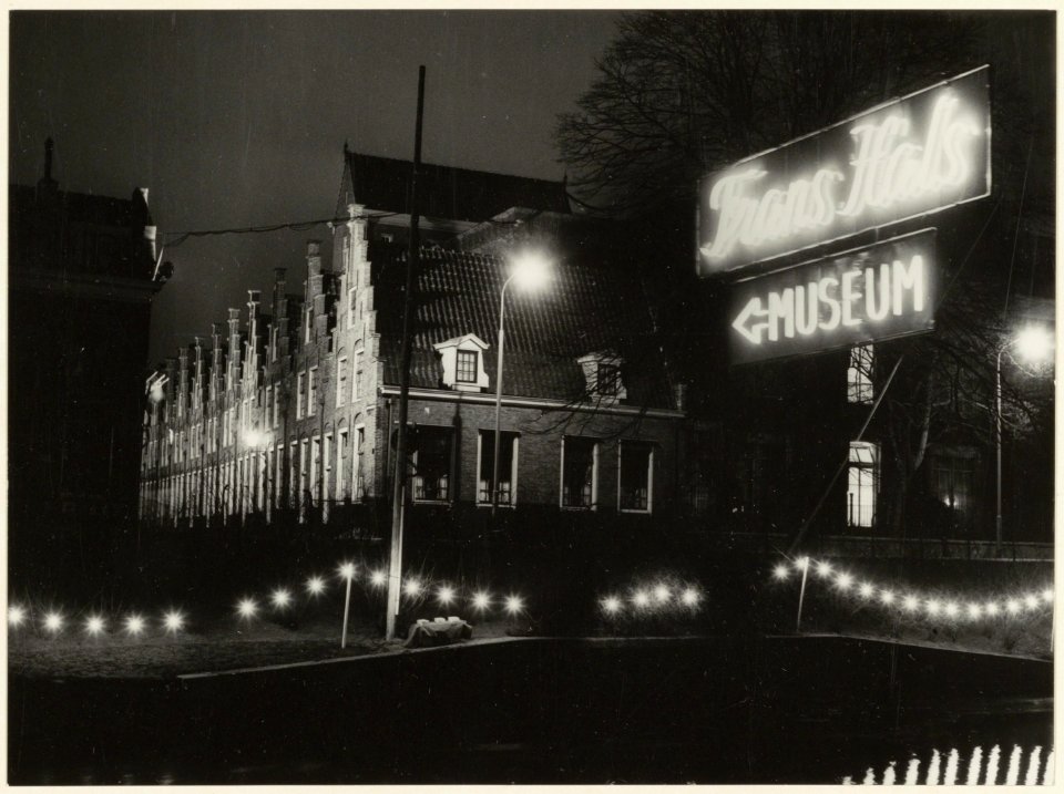Gasthuisvest, met ingang van het Groot Heiligland, bij avond verlicht, ziende naar het noordoosten. NL-HlmNHA 54004655