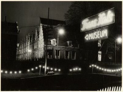 Gasthuisvest, met ingang van het Groot Heiligland, bij avond verlicht, ziende naar het noordoosten. NL-HlmNHA 54004655