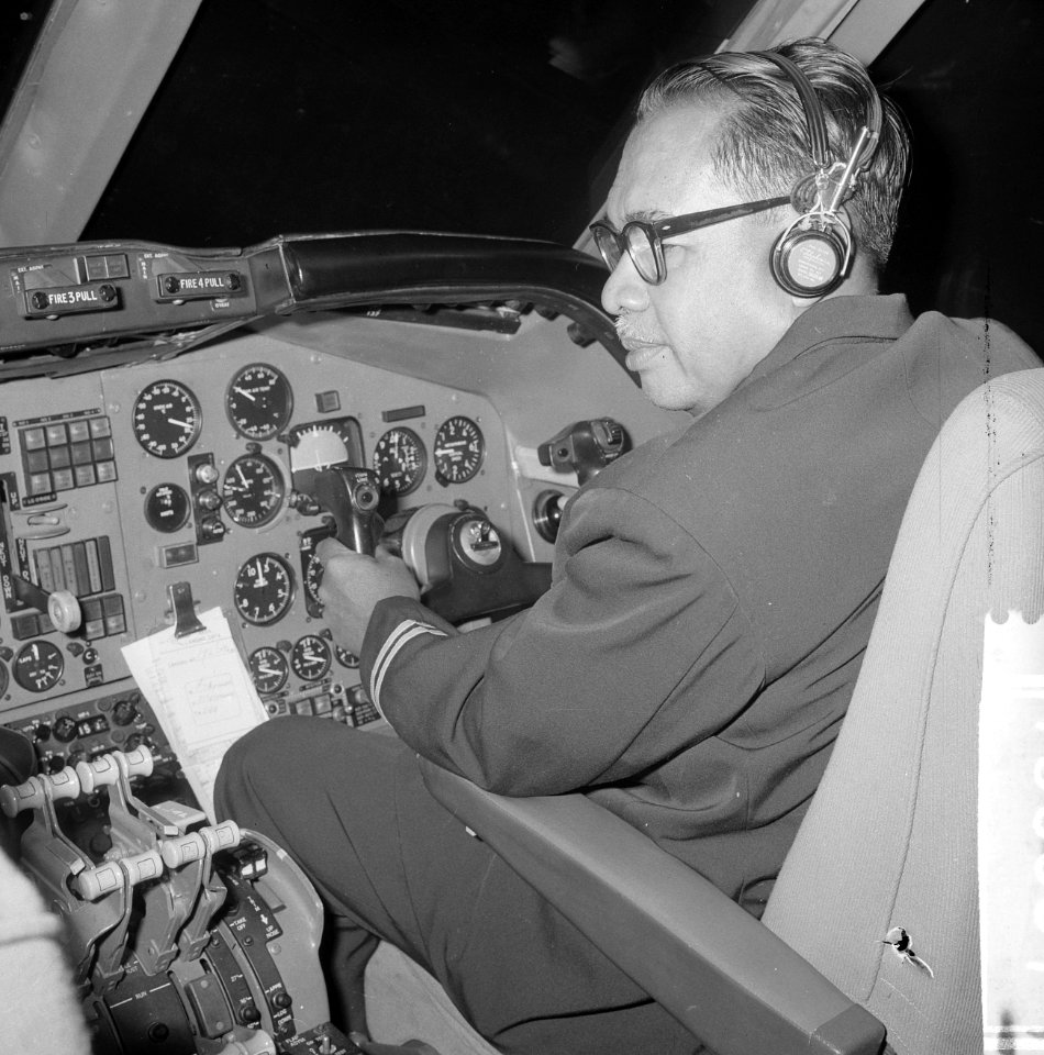 Garuda voor eerste keer op Schiphol, als co-pilot vloog de Indonesische Minister, Bestanddeelnr 916-6007