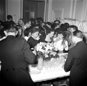 Gasten op een dansfeest in een van de modehuizen laten zich een drankje inschenk, Bestanddeelnr 254-0159