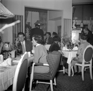 Gasten in de eetzaal van het restaurant, Bestanddeelnr 252-8859