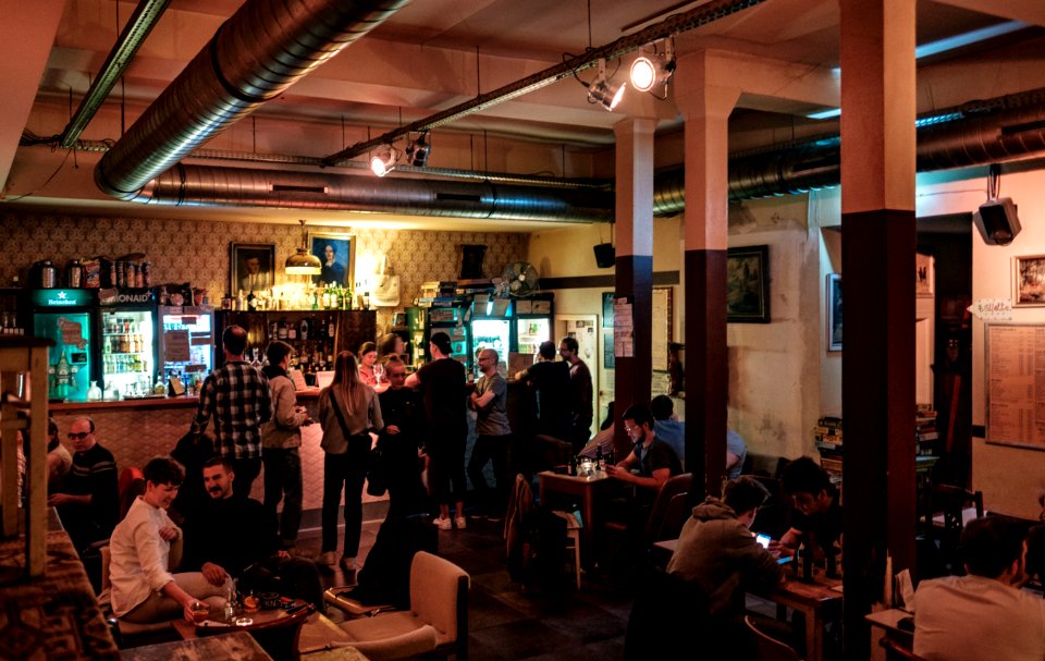Gastraum im Ribingurūmu (Wohnzimmer) in Tübingen Blickrichtung Bar