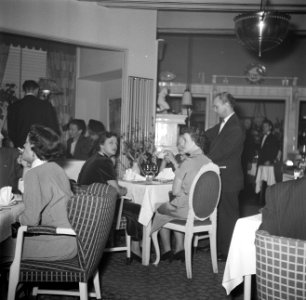 Gasten in de eetzaal van het restaurant, Bestanddeelnr 252-8858