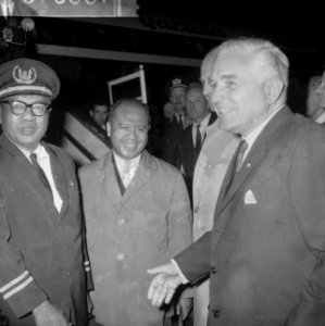 Garuda voor eerste keer op Schiphol, als co-pilot vloog de Indonesische Minister, Bestanddeelnr 916-6010