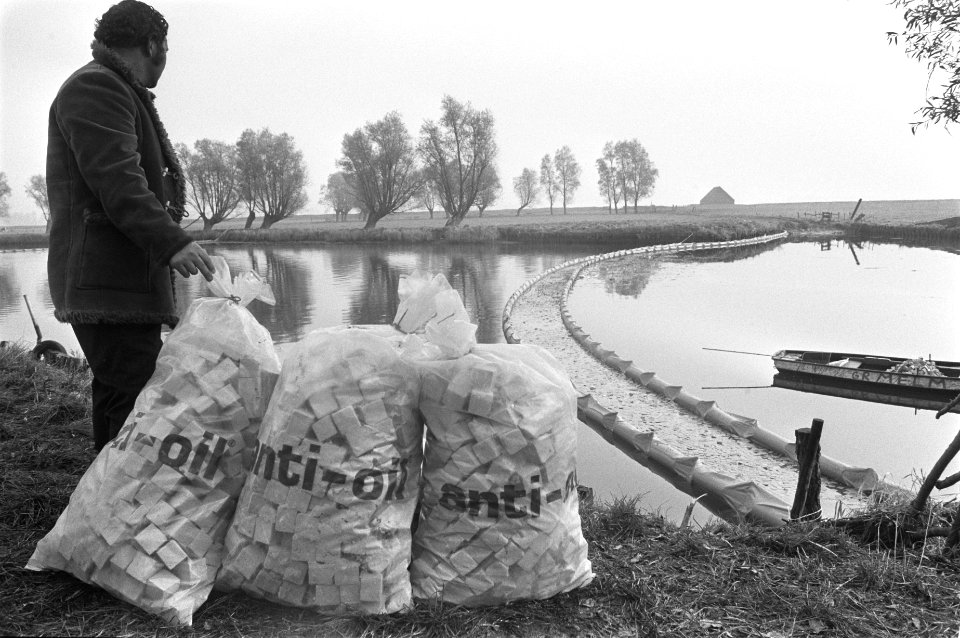 Gasolie in de Eem bij Amersfoort zakken met Anti Oil blokjes bij de Eem, Bestanddeelnr 927-5204
