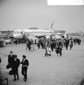 Garuda voor eerste keer op Schiphol, als co-pilot vloog de Indonesische Minister, Bestanddeelnr 916-6012