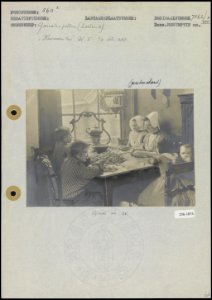 Garnalen pellen in Zeeland, Bestanddeelnr 256-1874