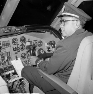 Garuda voor eerste keer op Schiphol, als co-pilot vloog de Indonesische Minister, Bestanddeelnr 916-6008