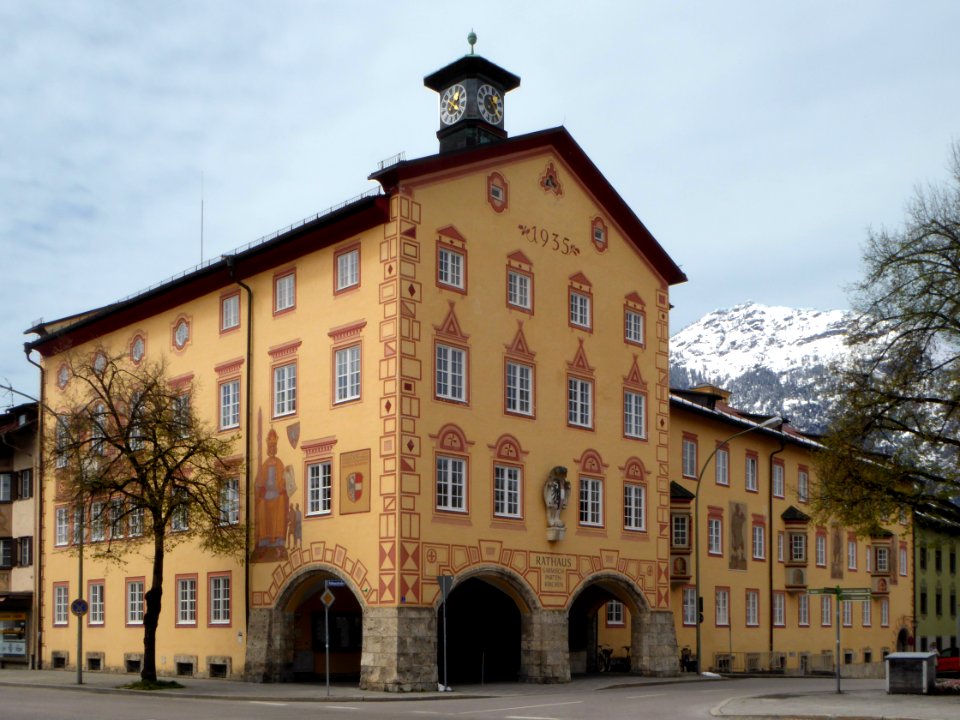 Garmisch-Partenkirchen, Rathaus von Osten, 2