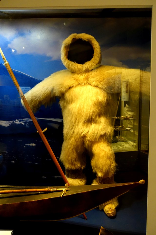 Garment, Greenland, polar bear fur and leather, No. 1883.10.0002 - Etnografiska museet - Stockholm, Sweden - DSC01259