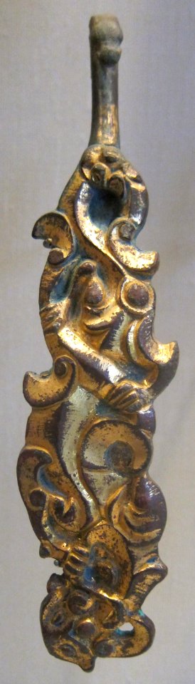 Garment hook with animal design from China, Warring States period, gilt bronze, Honolulu Academy of Arts