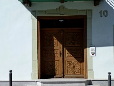 Garmisch-Geschnitzte-Haustür-Griesgartenstr10 photo