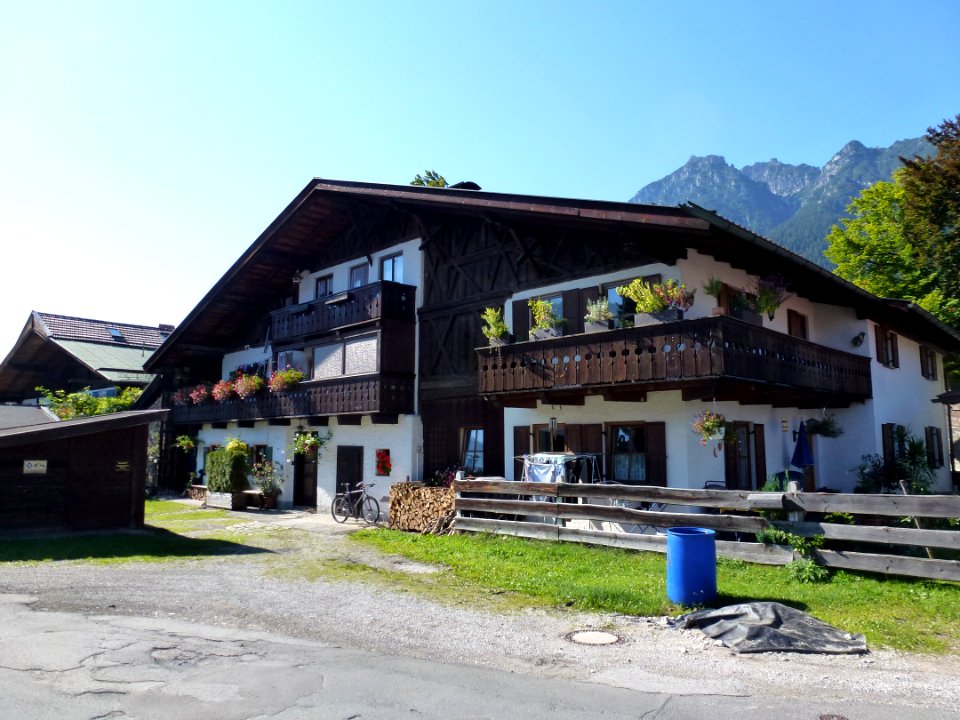 Garmisch-Doppelbauernhaus-Frühlingsstr3-5