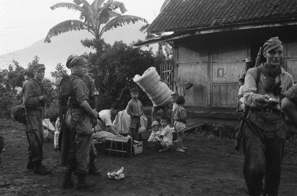 Garoet Chinese burgers, die zich in een kamponghuis voor de TNI verborgen hield, Bestanddeelnr 384-1-1
