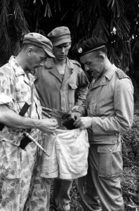 Garoet. Luitenant Van der Schraaf, sergeant Dikhof en sergeant Roos van het 1e E, Bestanddeelnr 3596