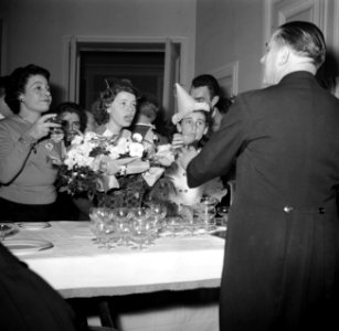 Gasten op een dansfeest in een van de modehuizen laten zich een drankje inschenk, Bestanddeelnr 254-0161