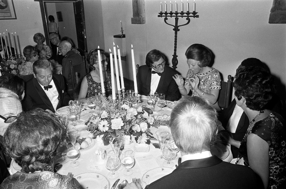 Gasten aan een van de tafels, rechts prinses Beatrix, Bestanddeelnr 928-0054