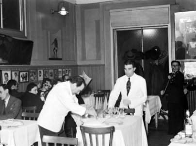 Gasten aan tafel in het restaurant van Alfredo, Koning van de Spaghetti, terwij…, Bestanddeelnr 252-1760