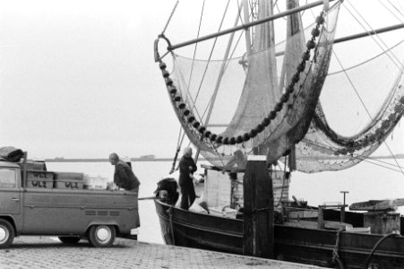 Garnalenvissersboot bij de steiger bij Ameland, Bestanddeelnr 931-7500