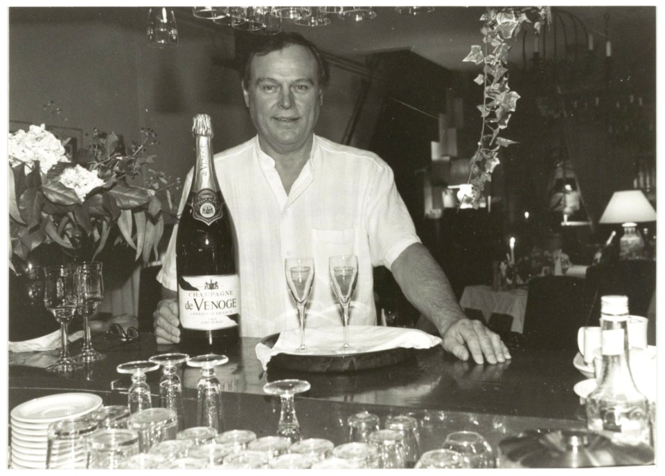 Gastheer Willem Kick in zijn restaurant Caquelon in de Ridderstraat. NL-HlmNHA 54036488