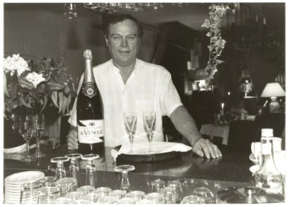 Gastheer Willem Kick in zijn restaurant Caquelon in de Ridderstraat. NL-HlmNHA 54036488