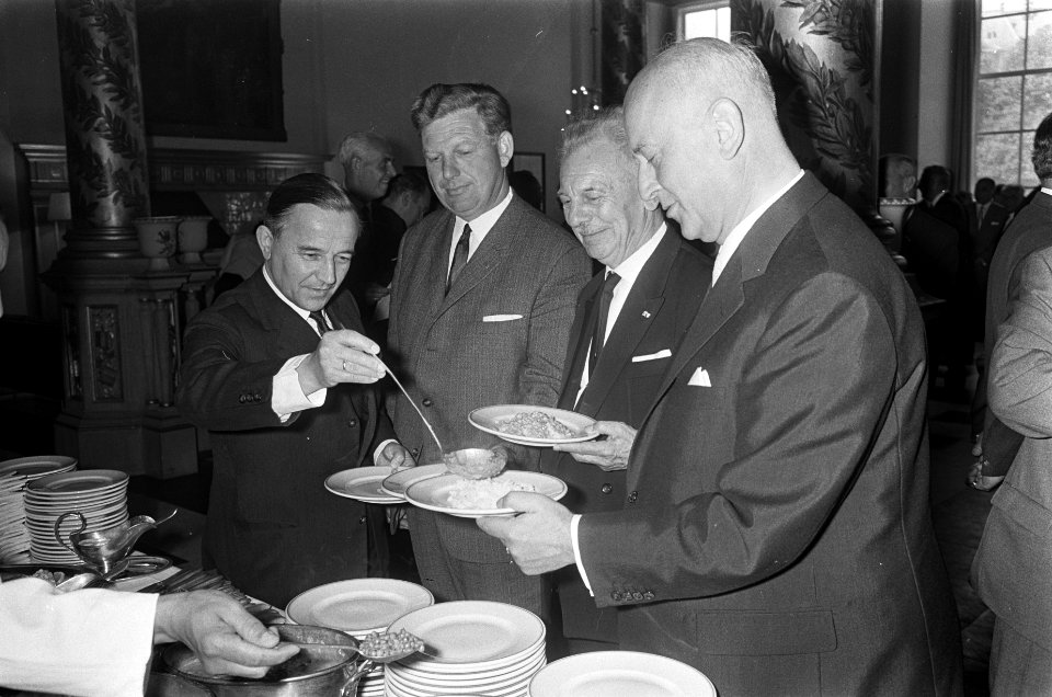 Gastheer premier de Jong helpt drie ondervoorzitters bij het opscheppen van eten, Bestanddeelnr 920-4491
