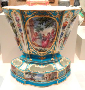Garniture of Three Flower Vases, vase 2, c. 1761, Sèvres Porcelain Manufactory, painted by Andre-Vincent Veilliard - Art Institute of Chicago - DSC09454