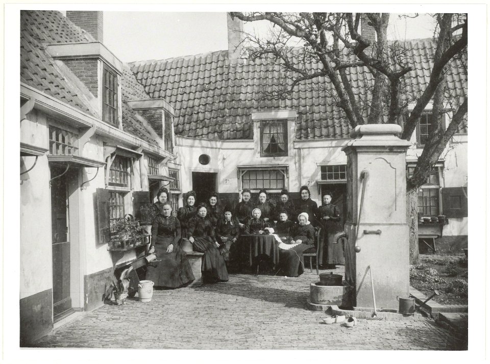 Gasthuishofje of Hofje van Loo met bewoonsters, Inventarisnummer NL-HlmNHA 08489