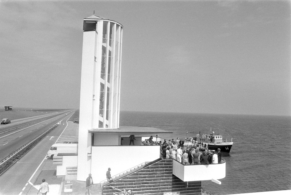 Gasten bij het monument op de Afsluitdijk, Bestanddeelnr 932-6162