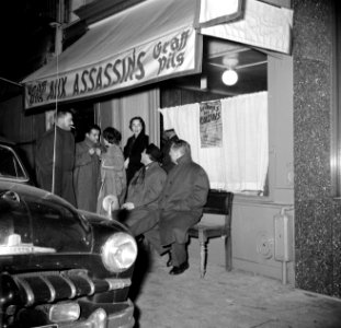 Gasten staan voor het café Aux Assasins, Bestanddeelnr 254-0025