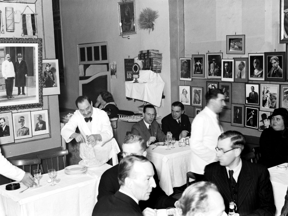 Gasten aan tafel in het restaurant van Alfredo, Koning van de Spaghetti, terwij…, Bestanddeelnr 252-1761