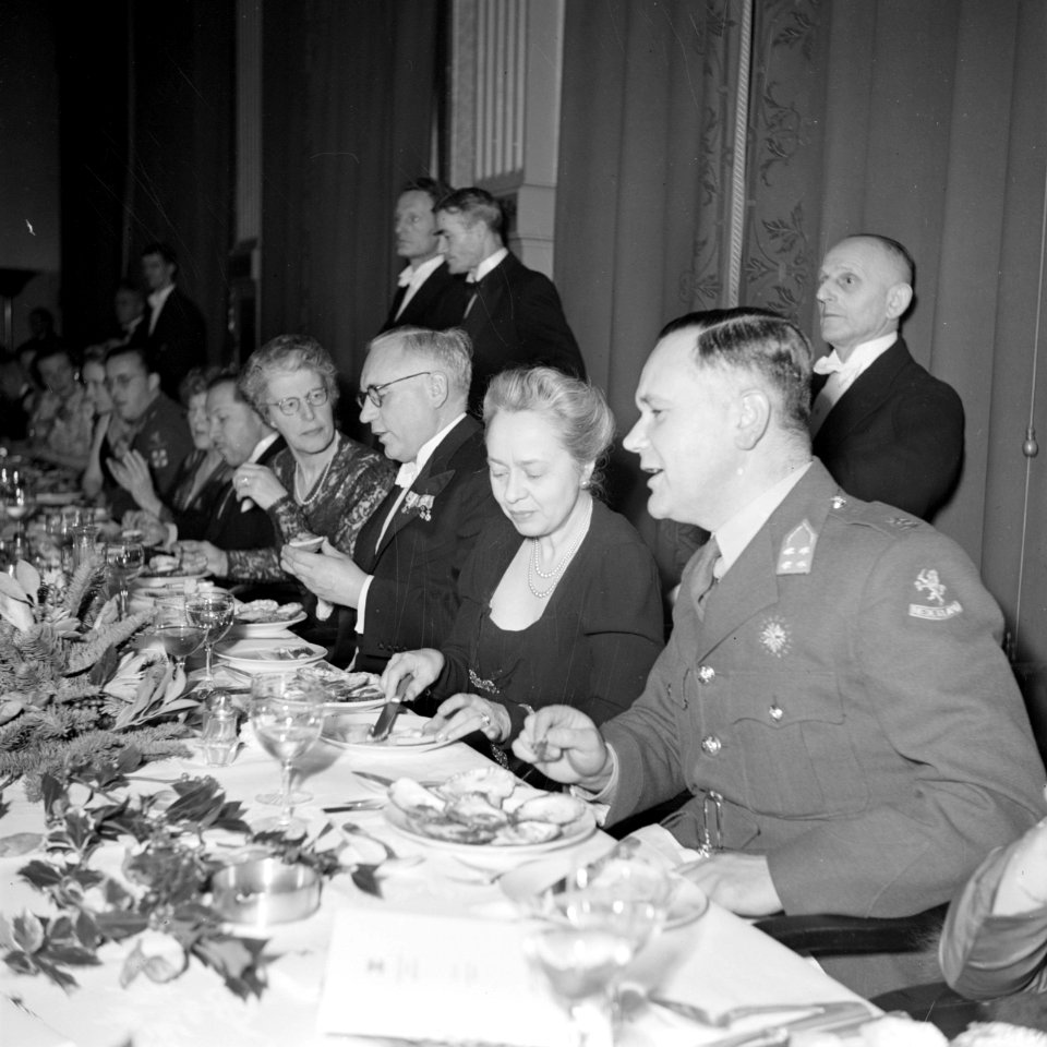 Gasten aan de dinertafel 1e van rechts generaal Kruls, Bestanddeelnr 255-8082