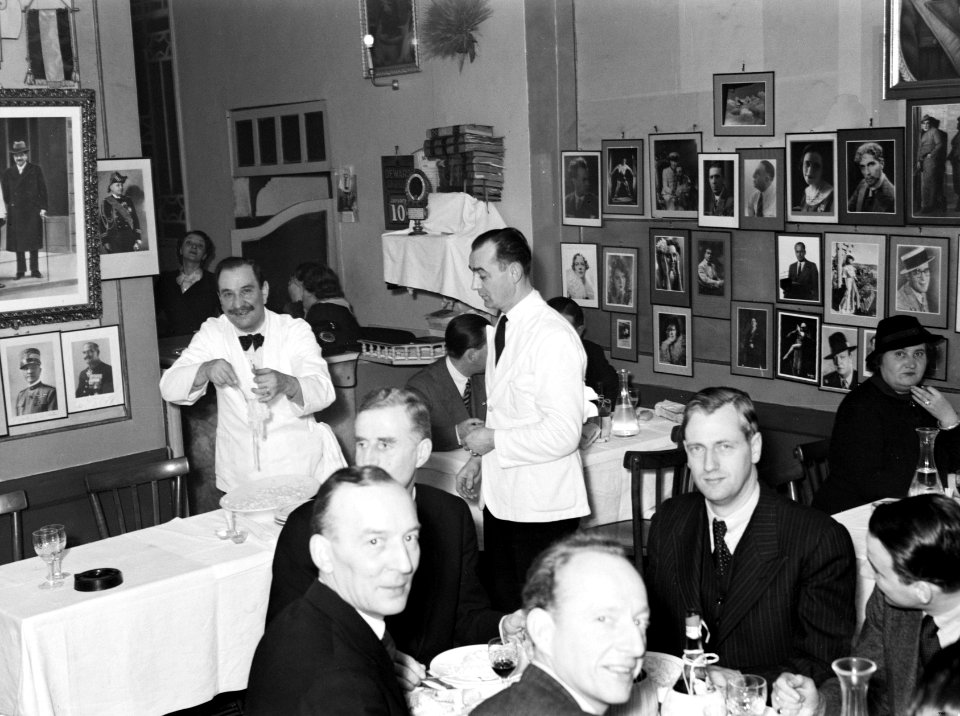 Gasten aan tafel in het restaurant van Alfredo, Koning van de Spaghetti, terwij…, Bestanddeelnr 252-1759