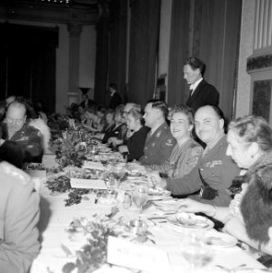 Gasten aan de dinertafel Vierde van rechts generaal Kruls, Bestanddeelnr 255-8080