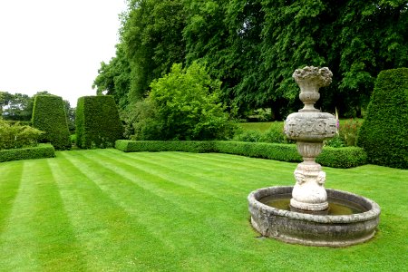 Garden lawn - Renishaw Hall - Derbyshire, England - DSC02209