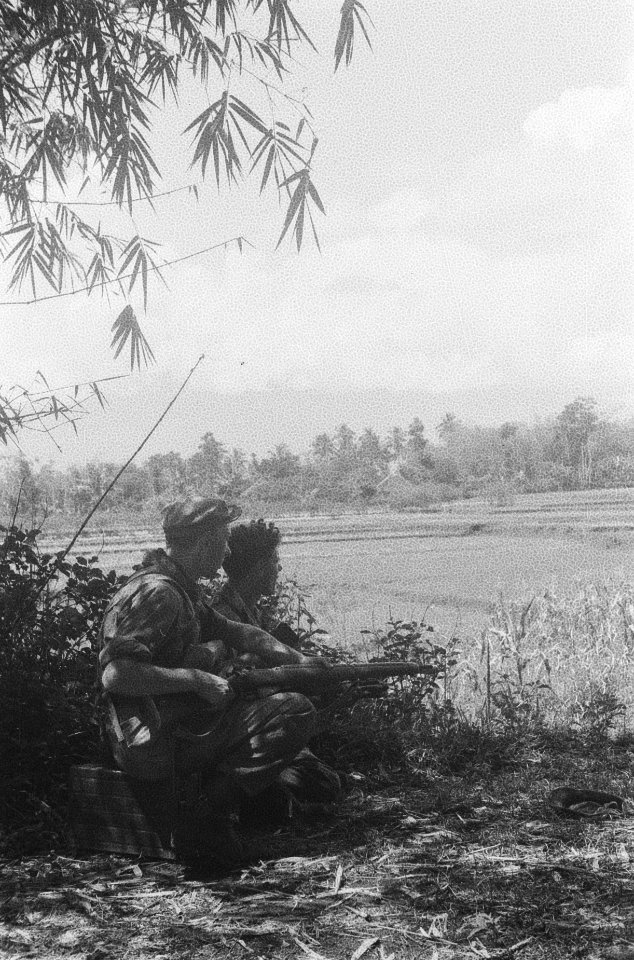 Garoet Zuiveringspatrouille weer op weg door de dessa Twee militairen observen, Bestanddeelnr 384-3-3