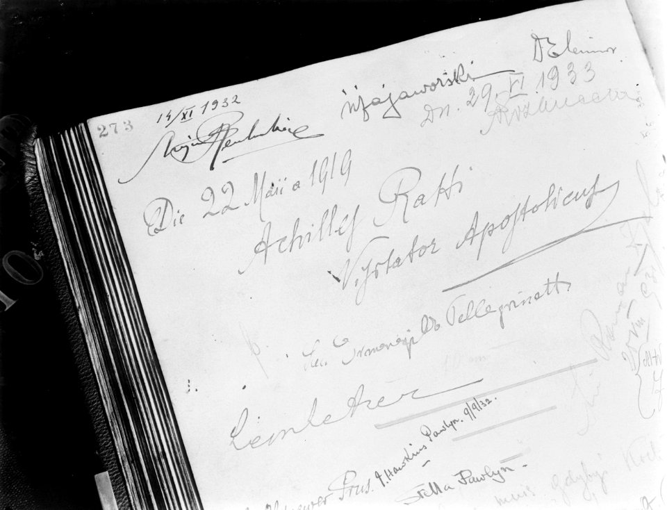 Gastenboek van wijnhuis Fukier een bladzijde met opmerkingen van verscheidene g, Bestanddeelnr 190-0859