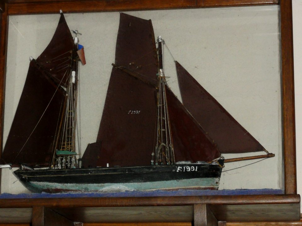 Ganzeville (Seine-Mar.) église, bateau ex-voto 01