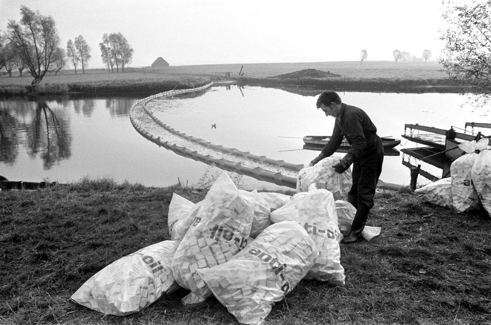 Gasolie in de Eem bij Amersfoort 100 meter lang oliescherm op de Eem, op de voo, Bestanddeelnr 927-5202