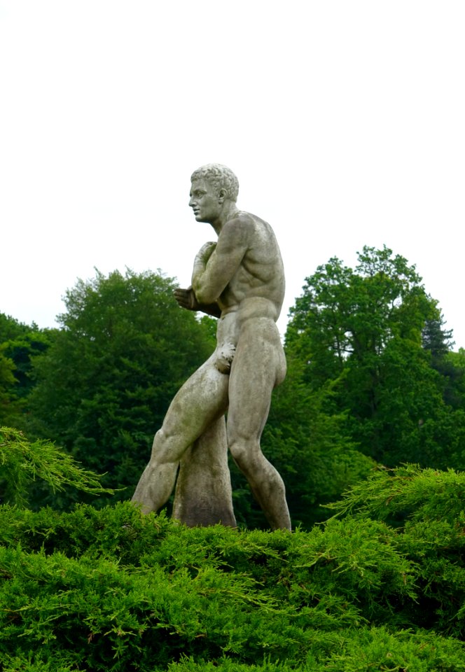 Garden sculpture - Chatsworth House - Derbyshire, England - DSC03560
