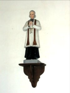 Ganzeville (Seine-Mar.) église, statue 04 Saint Curé d'Ars