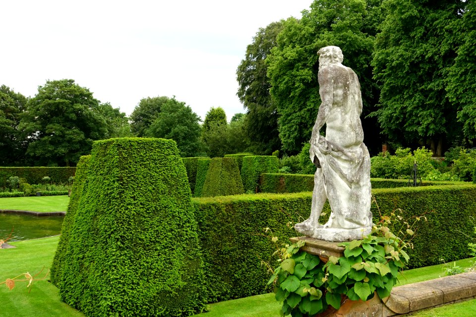 Garden figure - Renishaw Hall - Derbyshire, England - DSC02221