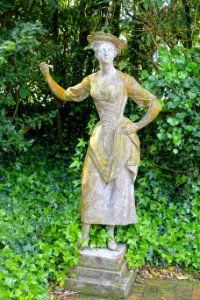 Garden sculpture - Monk's House - Rodmell, East Sussex, England - DSC05187