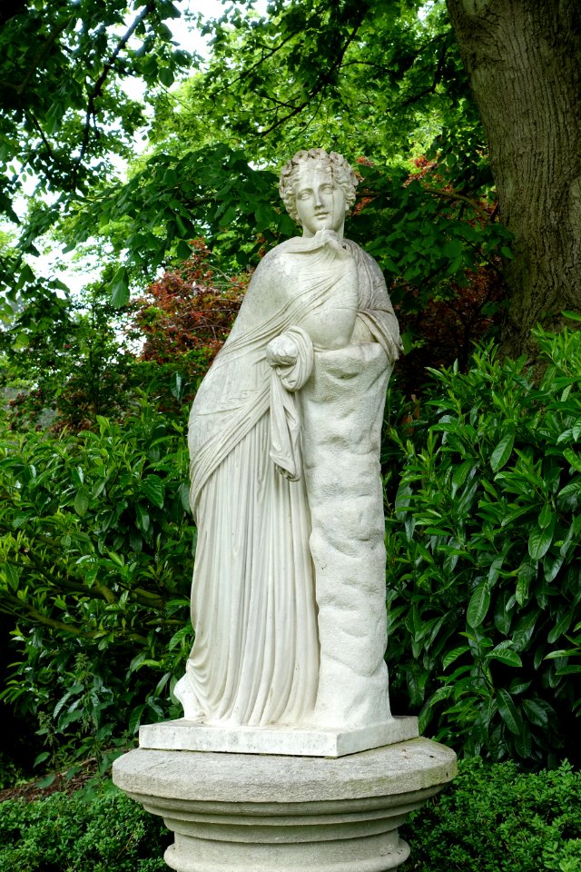 Garden sculpture - Waddesdon Manor - Buckinghamshire, England - DSC07587