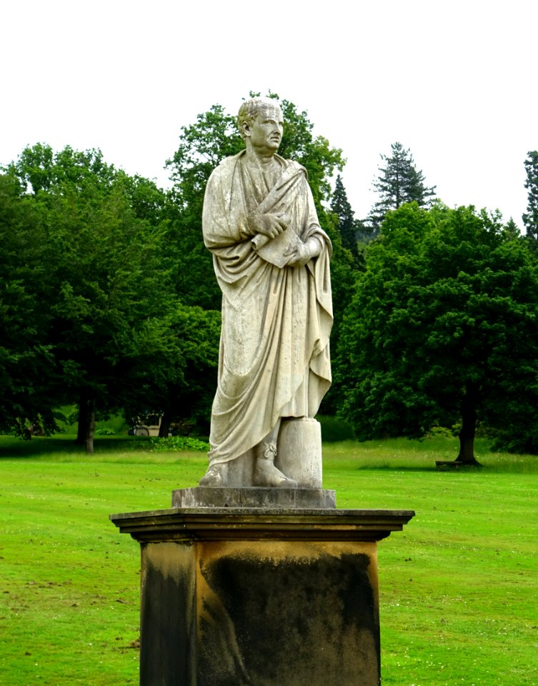 Garden sculpture - Chatsworth House - Derbyshire, England - DSC03564