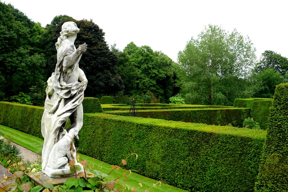 Garden figure - Renishaw Hall - Derbyshire, England - DSC02224